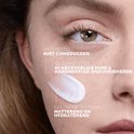Une crème blanche et lisse est appliquée sur un visage, avec le texte 'TEXTURE GEL-CRÈME'.