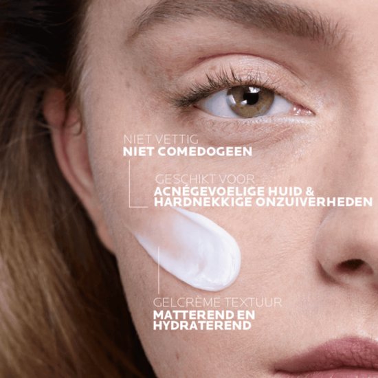 Une crème blanche et lisse est appliquée sur un visage, avec le texte 'TEXTURE GEL-CRÈME'.
