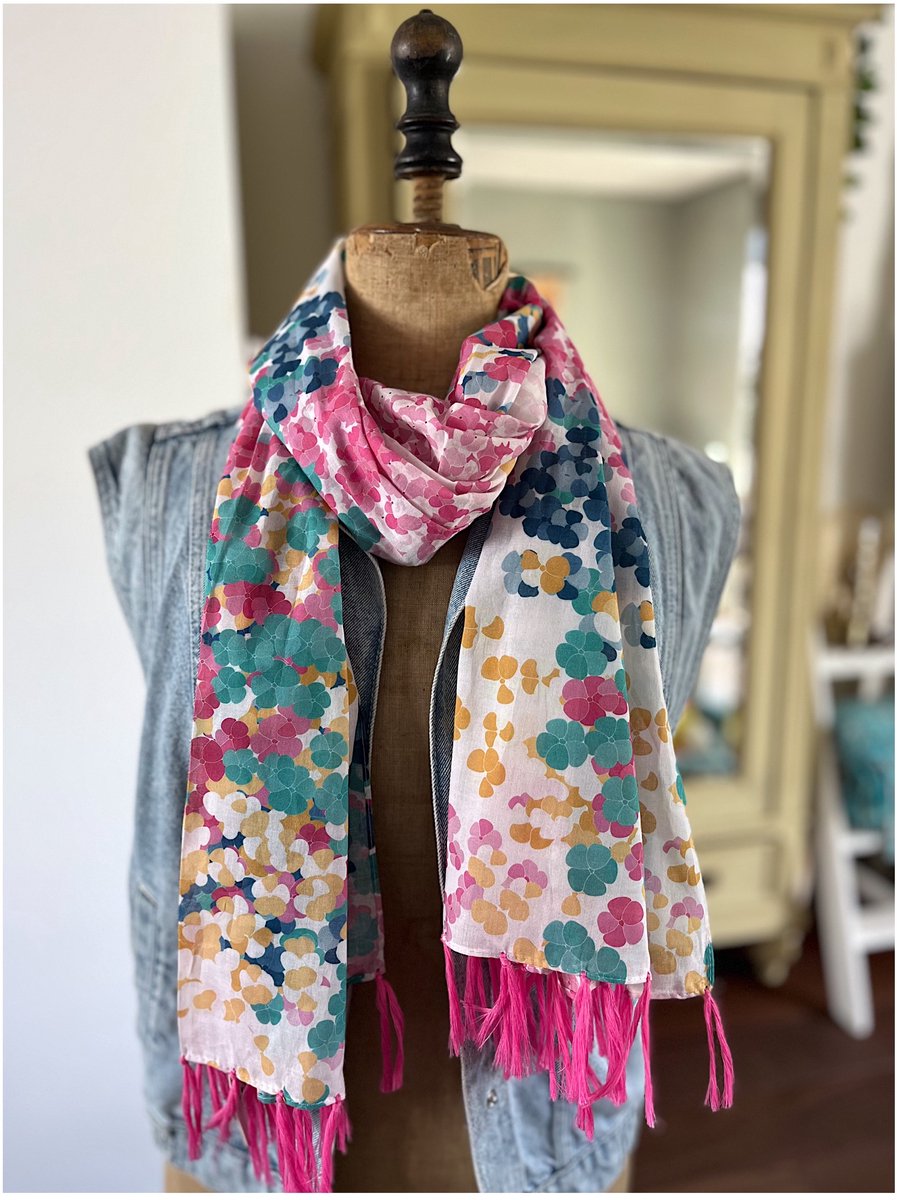 Katoenen bloemen sjaal, langwerpige damessjaal, roze franjes, zomer accessoire, koele sjaal, bloemenprint, gekleurde shawl, zon bescherming, sjaal tegen de zon, katoen, natuurlijke kwaliteit