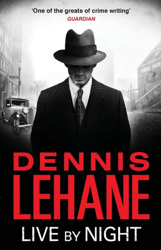 Boekcover van 'Live By Night' met een man in pak en hoed. Tekst: 'One of the greats of crime writing' GUARDIAN DENNIS LEHANE LIVE BY NIGHT.