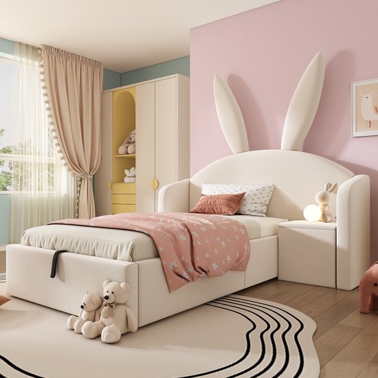 Beige kinderbed met konijnenoren, met opbergruimte en een nachtkastje, in een kinderkamer met roze muren.