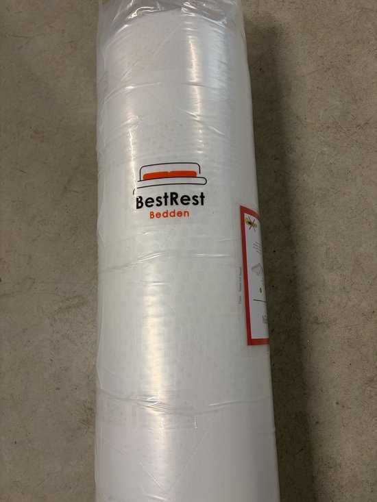 Opgerolde witte matras in plastic verpakking met BestRest Bedden logo.