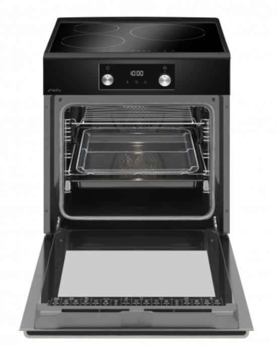 Zwarte inductiefornuis met open oven, digitaal display, metalen knoppen en airfry mand.
