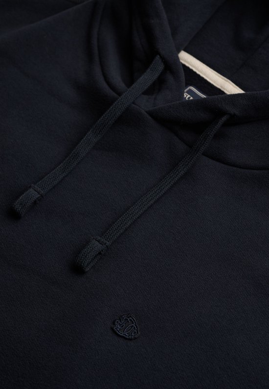Close-up van de capuchon, het trekkoord en het geborduurde logo van een donkerblauwe hoodie.