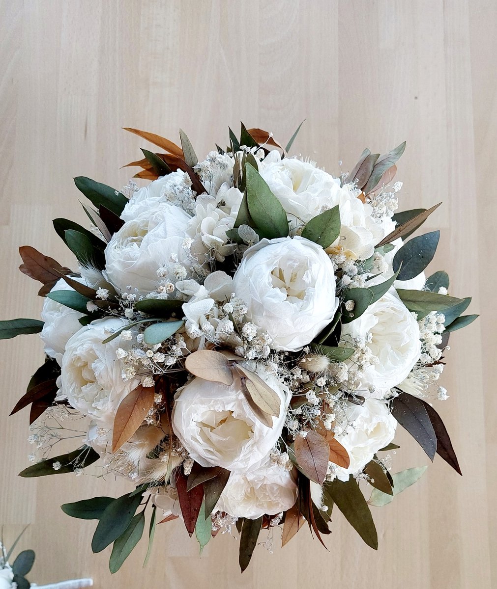 Elegant prachtige forever bruidsboeket met echte pioenenrozen die zijn geconserveerd en in combinatie met verschillende droogbloemen samen met passend pocket corsage/ Biedermeier bruidsboeket / droogbloemen/ wedding/ trouwen
