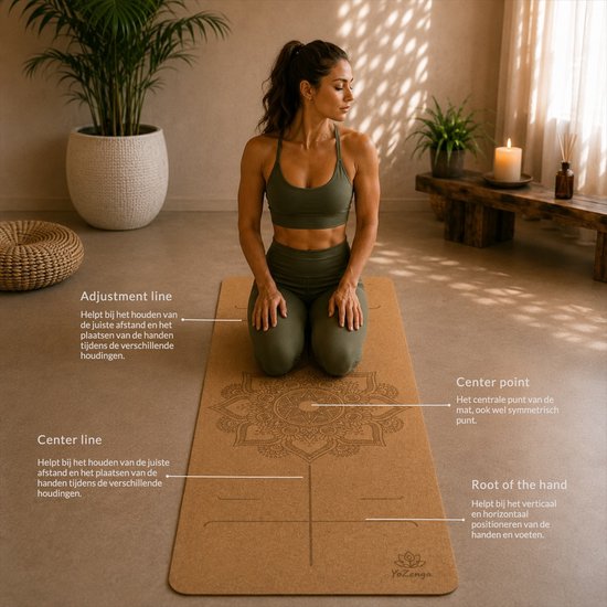 Een vrouw in een groene sportbeha en legging knielt op een kurken yogamat met een mandala patroon. De mat heeft lijnen voor uitlijning.
