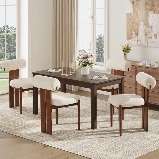 Vier beige eetkamerstoelen met houten frame rond een donkerbruine tafel.