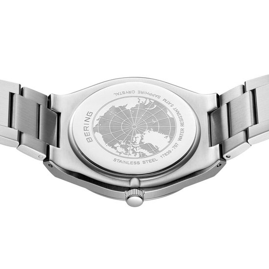 Zilverkleurig BERING horloge met wereldkaartgravure op de achterkant. "STAINLESS STEEL SAPPHIRE CRYSTAL 5 ATM WATER RESISTANT 17639-707" is gegraveerd.