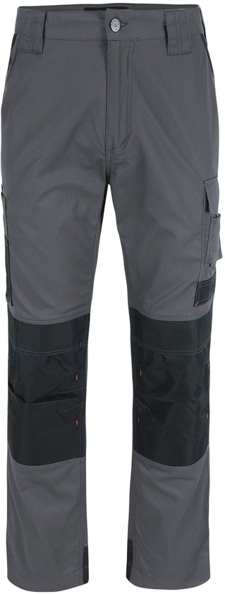 Grijze werkbroek met zwarte knie- en onderpijp verstevigingen. Oranje details.