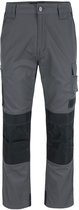 Grijze werkbroek met zwarte knie- en onderpijp verstevigingen. Oranje details.