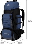 Afmetingen van een blauwe en zwarte 90L trekkingrugzak: 80cm hoog, 25cm breed, 36cm diep.
