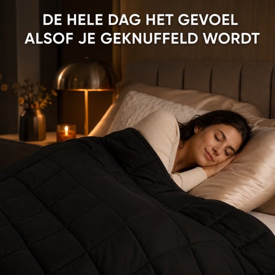 Vrouw slaapt onder een zwarte, gewatteerde verzwaringsdeken. "De hele dag het gevoel alsof je geknuffeld wordt."