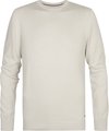 Beige fijngebreide trui met ronde hals, op witte achtergrond.