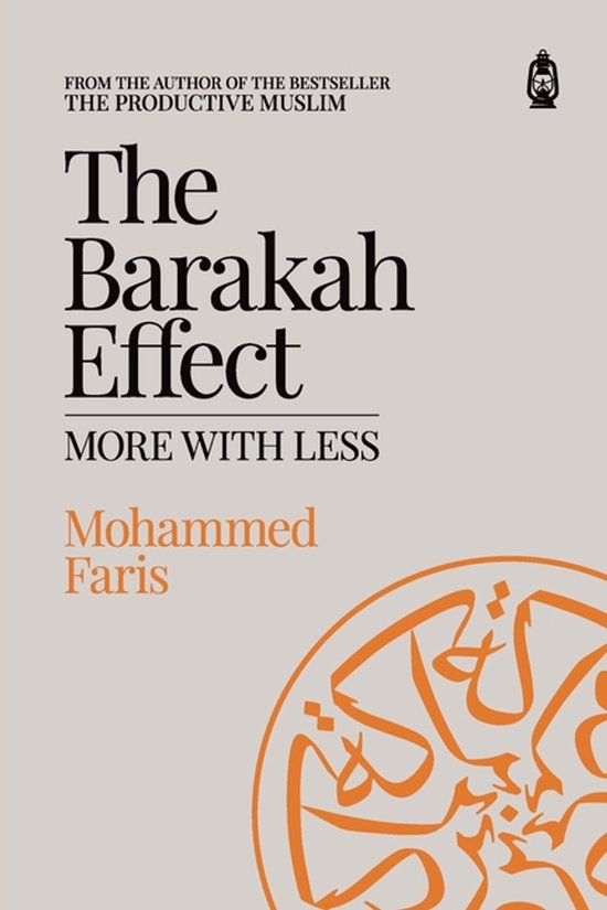 Boek "The Barakah Effect" met de ondertitel "MORE WITH LESS" door Mohammed Faris. Beige kaft met oranje tekst en kalligrafie.