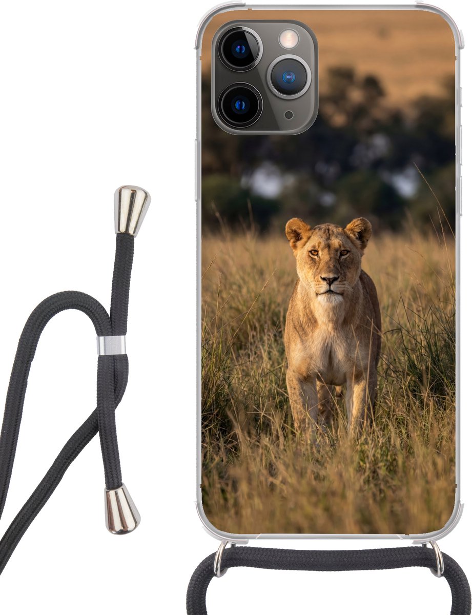 Telefoonhoesje Geschikt voor iPhone 13 Pro - Leeuwin - Gras - Geel - Siliconen - Crossbody - Backcover met Koord - Telefoonhoesje met koord - Hoesje met touw Telefoonhoesje