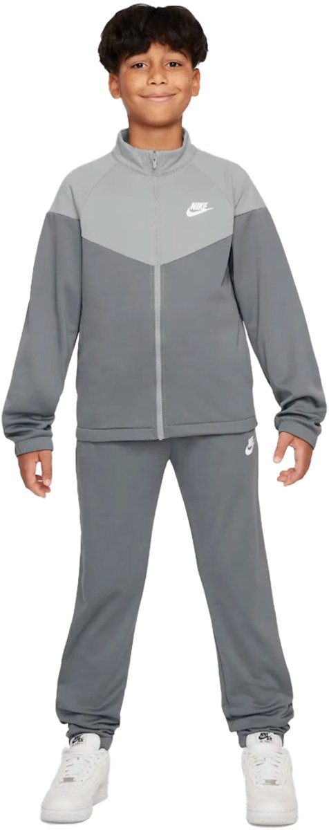 Nike sportswear big kids’ dri-fit tracksuit in de kleur . Grijs