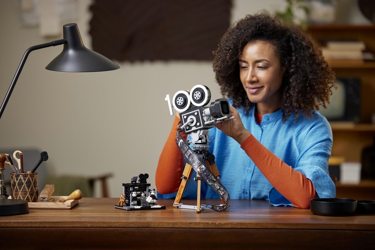 LEGO Disney Walt Disney eerbetoon – camera 100ste Verjaardag Set voor Volwassenen - 43230 — afbeelding 13