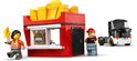 LEGO snackbartruck en frietkraam met twee poppetjes. Rode kraam met gouden frietjes bovenop.
