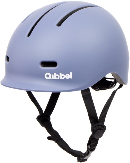 Lichtblauwe Qibbel fietshelm voor kinderen met ventilatieopeningen, bandjes en merknaam.
