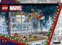 LEGO Marvel Spider-Man adventskalender met sneeuw, kerstboom, kerstversiering en 24 vakjes.