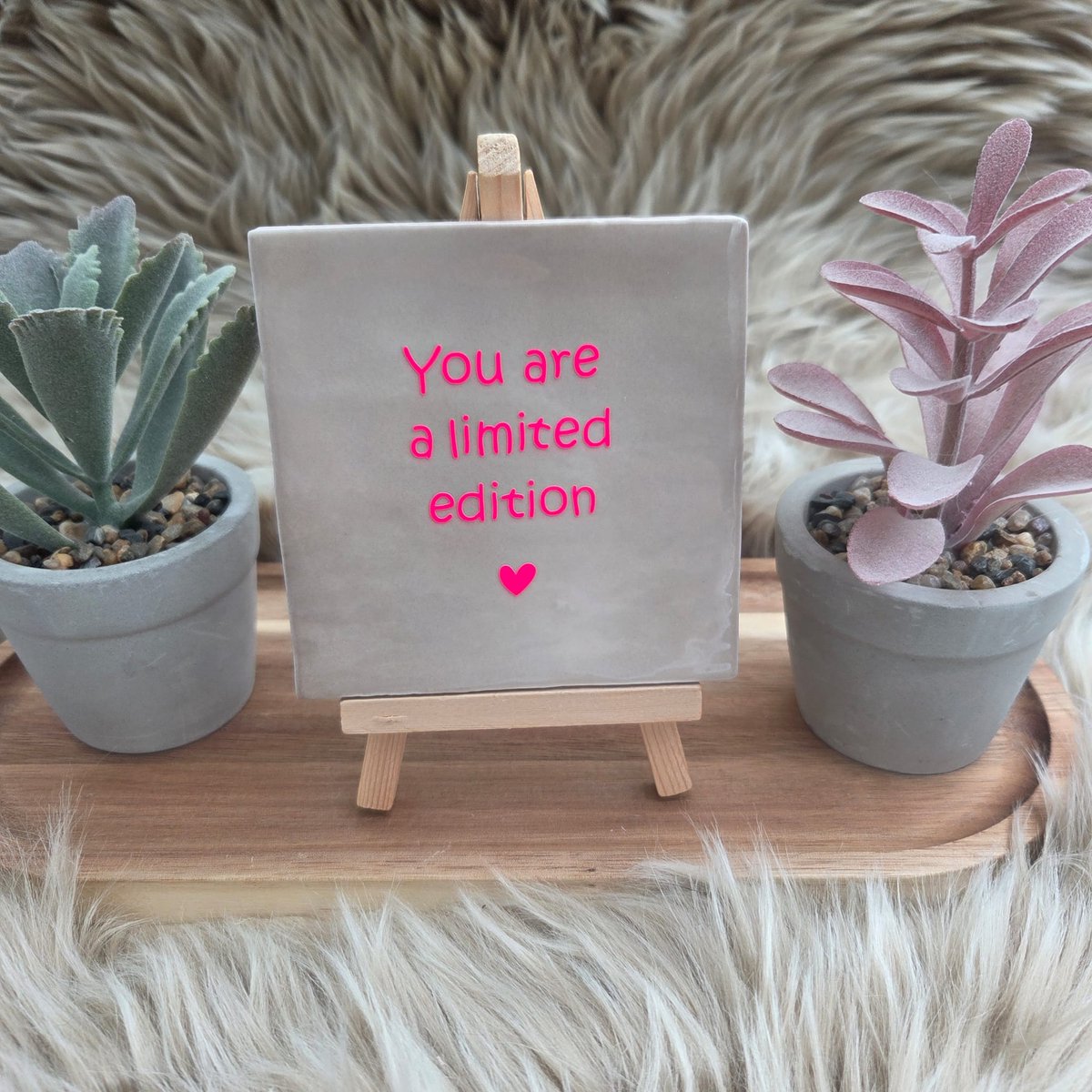 CreaCraft Robuust Wenstegeltje – You Are a Limited Edition – Speels – Hip trendy tegeltje – 10x10 cm – Uniek Cadeau voor Vriendin, Juf, Tante, Zus of Collega – Stijlvolle Woondecoratie met Boodschap – Trendy nu – Decoratief Tegeltje met Standaard – Cadeau Idee Beige/Fel roze