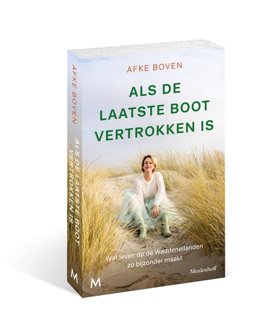 Boekomslag: vrouw met witte trui en lichtgroene jurk zit op een duin. Tekst 'Afke Boven Als de laatste boot vertrokken is'.