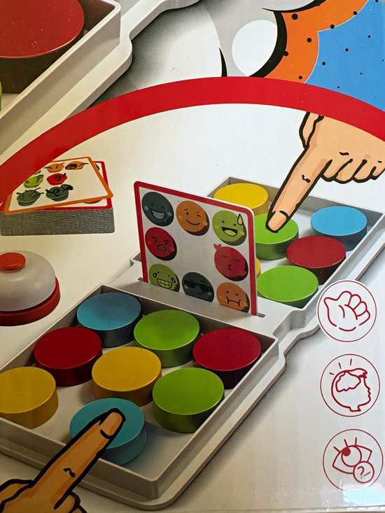 Close-up van het Puck Puzzel spel met handen en emoji-kaarten.