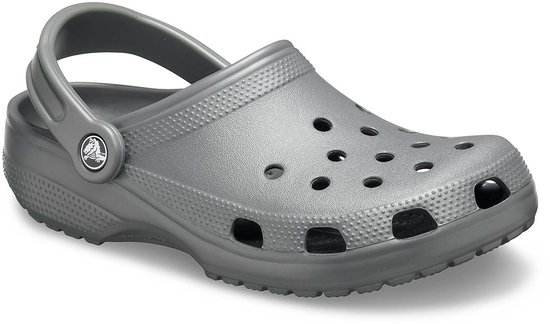 Sabot Crocs gris avec la sangle portée vers l'arrière.