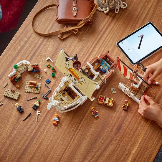 Onderdelen van LEGO One Piece set Piratenschip Going Merry met strooien hoeden en schedel logo op zeil.