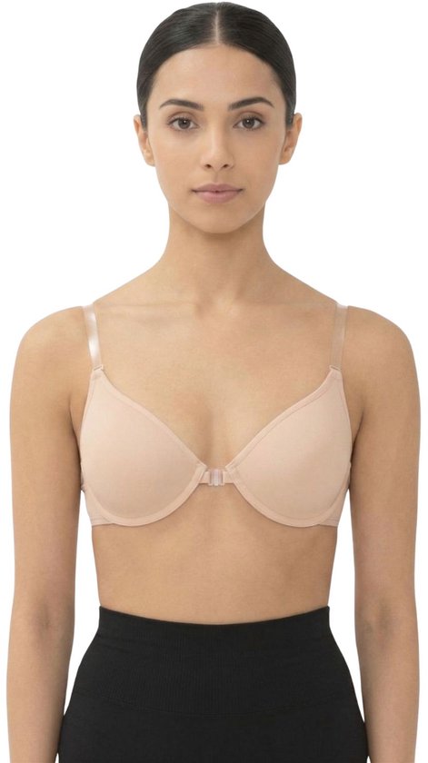 Model draagt een nude beugelbh met voorsluiting en transparante bandjes.