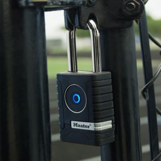 Zwart MasterLock hangslot met zilveren beugel en blauw oplichtend Master Lock logo, bevestigd aan zwart hek.