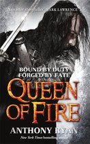 Boekomslag Queen of Fire, met een man met lang zwart haar en een zwaard.
