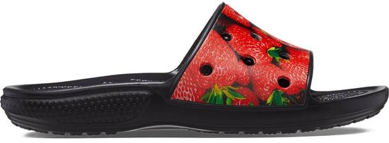 Zwarte Crocs slide met een print van rode aardbeien op de band.