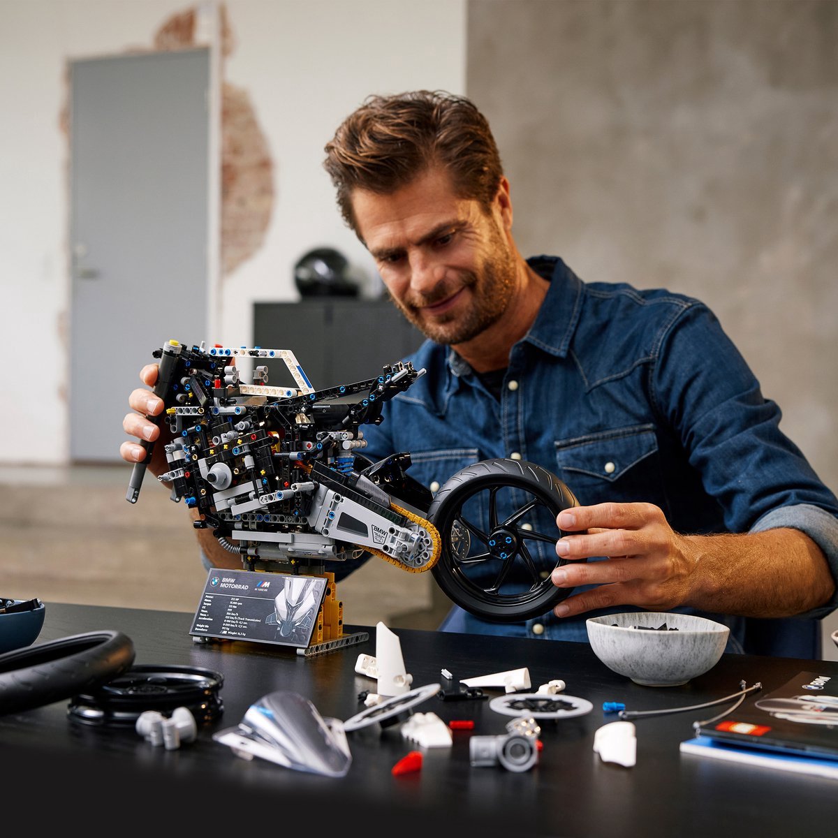 LEGO Technic BMW M 1000 RR Motor bouwbare modelbouwset - 42130 — afbeelding 11