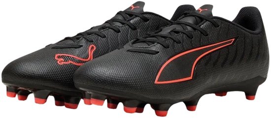 Zwarte Puma voetbalschoenen met rode accenten.