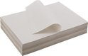 Een stapel wit papier met één vel omgeslagen.