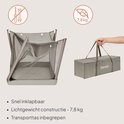 Grijze reiswieg in opgevouwen toestand, in een draagtas. Gewicht 7,8 kg. Tekst over snel inklapbaar.