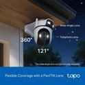 Wit-zwarte Tapo beveiligingscamera gemonteerd onder een dakrand, met 360° en 121° weergavehoeken aangegeven.