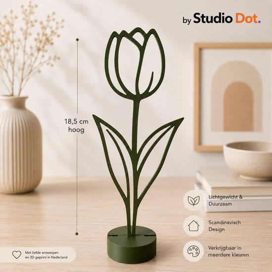by Studio Dot. - Tulp Decoratie - Bloem Beeldje - Minimalistisch - 18,5 cm - Woonaccessoire - Interieuraccessoire - Cadeau - Bedankje - Inclusief Standaard - Donker Groen