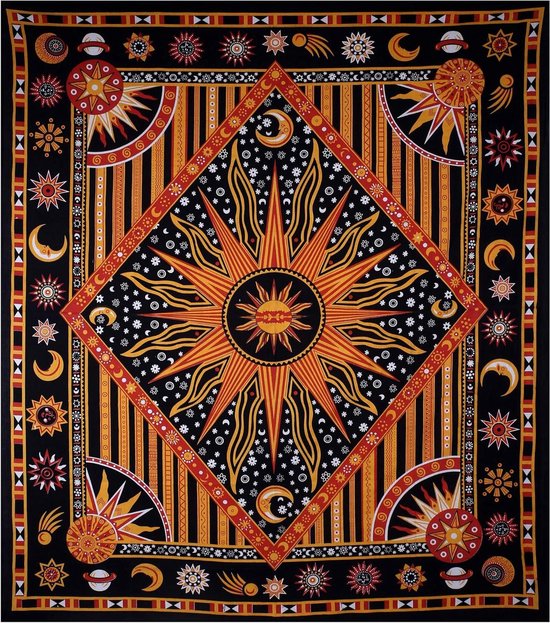 Zwart wandkleed met grote oranje zon in het midden, omringd door sterren en manen. Gedetailleerd patroon in rood en geel.