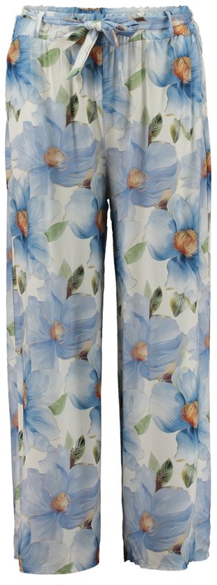 Witte broek met wijde pijpen en een blauwe bloemenprint. Geknoopt koord in de taille.