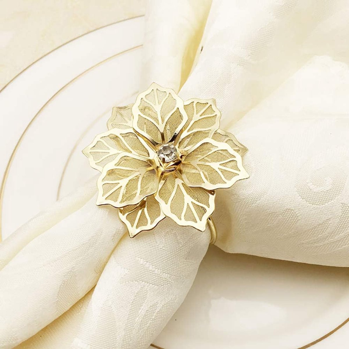 Servetringen – Opengewerkt bloemenpatroon – Elegante tafeldecoratie voor bruiloften - kerstfeesten en formele diners – Strassdetails – Goudkleurig – Verkrijgbaar in alle servetmaten - 6 stuks