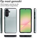 Groene telefoonhoes, van voren, achterkant en zijkanten, met camera-uitsparing en vakje.
