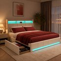 Lichtbeige gestoffeerd tweepersoonsbed met rood beddengoed, LED-verlichting en zichtbare opbergruimte.