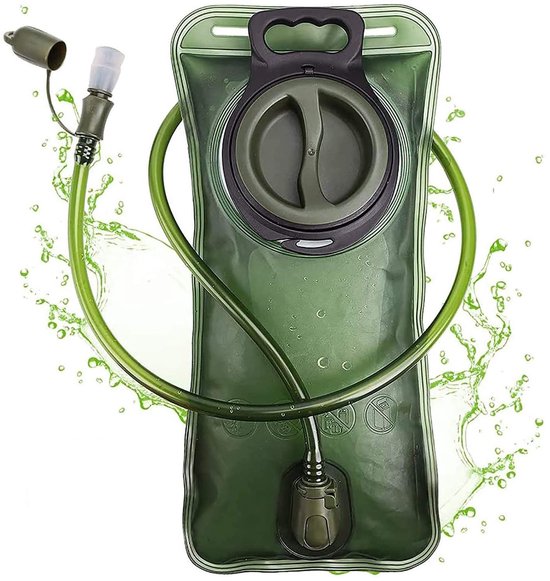 Groene drinkzak met een donkergroene dop en een groene slang met mondstuk.