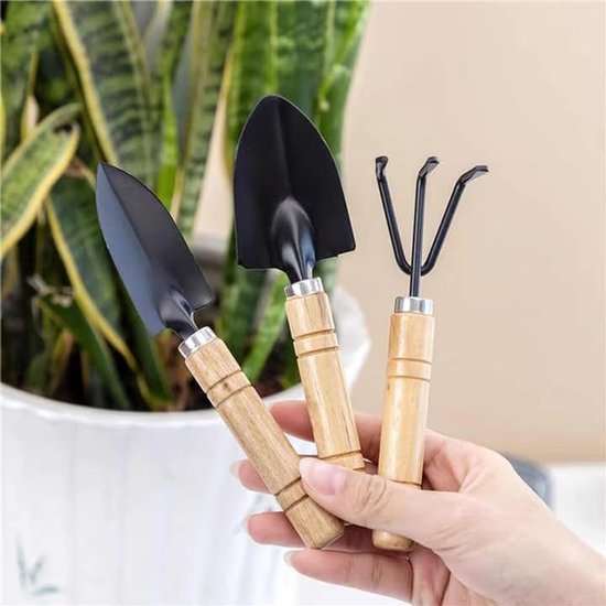 Deze 3-delige mini-tuingereedschapset bevat een schep, een spade en een hark met ergonomische houten handvatten, waardoor hij ideaal is voor het planten, wieden en omspitten van de grond. — afbeelding 5