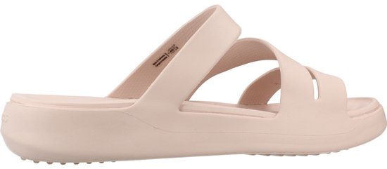 Zijaanzicht van een lichtroze Crocs 'Getaway' slipper met drie banden.