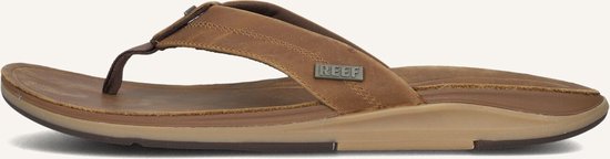 Close-up van de bruine leren Reef teenslipper, met focus op de suède bandjes.