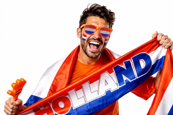 Man met oranje bril, Nederlandse vlag en 'HOLLAND' sjaal, met gezichtsverf.