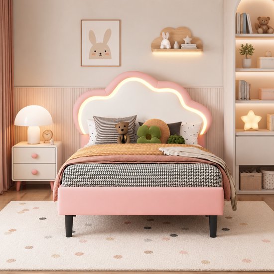 Roze kinderbed met wolk-hoofdbord met LED-verlichting in een kinderkamer met teddybeer en een konijnenposter.